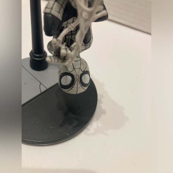 Q-FIG SpiderMan B&W  Loot Crate Exclusive Daily Bugle Marvel Figure Statue - Picture 3 of 8